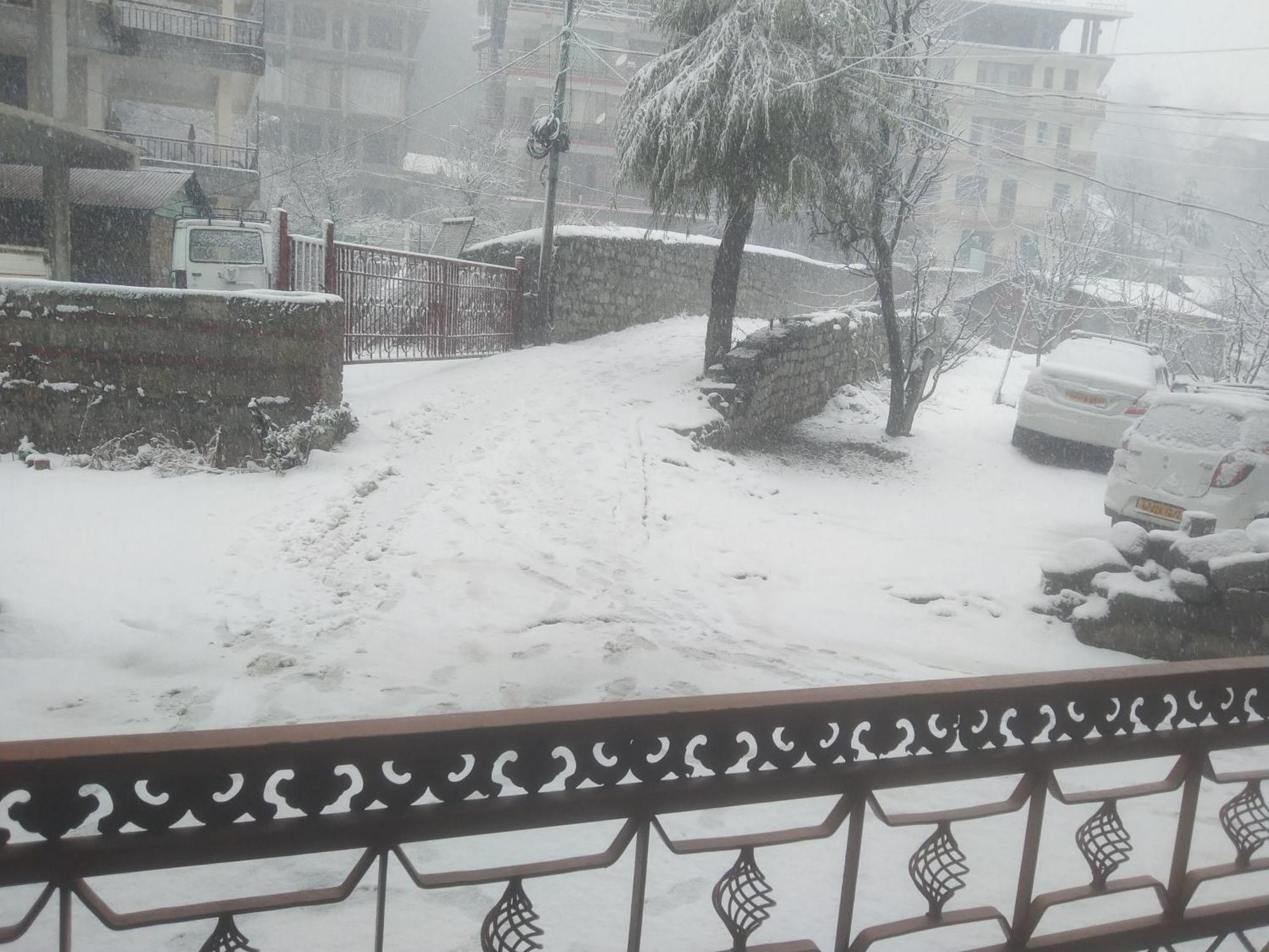 Hotel Hadimba Regency ! Free 4 Wheeler Parking ! Mountain View Rooms ! Near Mall Road Manali Екстер'єр фото